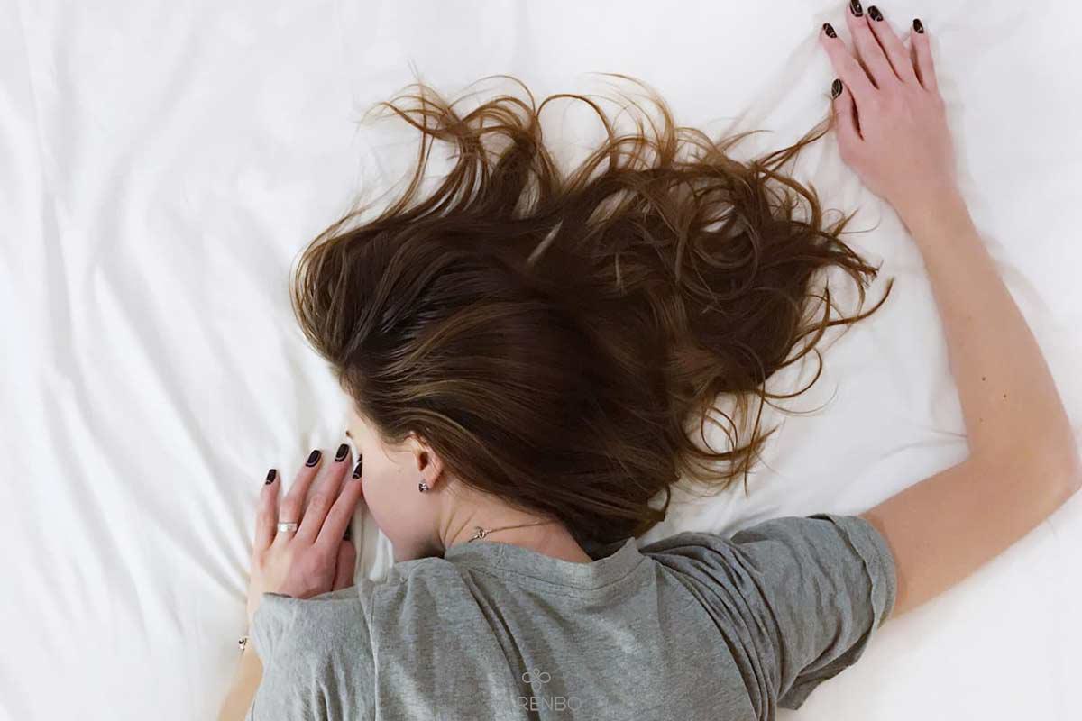 عوارض خوابیدن با موی خیس | آیا می‌توان با موی خیس خوابید؟